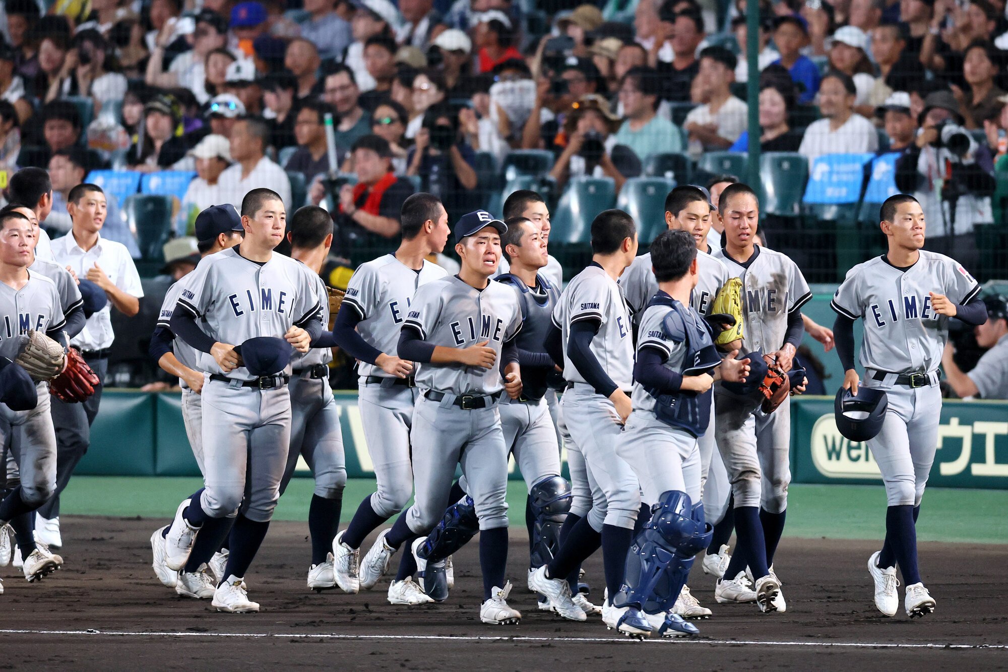 叡明―津田学園　試合に敗れ、アルプススタンド前へあいさつに向かう叡明の選手たち＝藤尾明華撮影