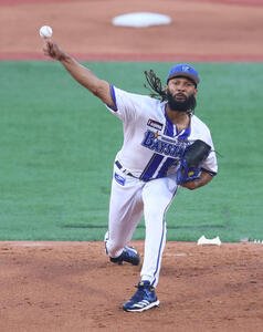 DeNA対巨人　力投するDeNA先発ジャクソン(撮影･水谷安孝)