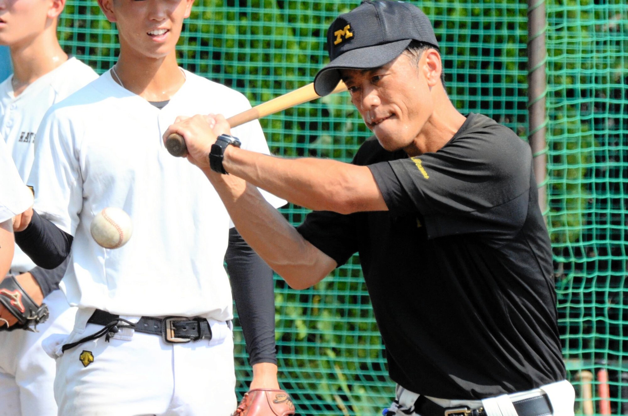 ノックをする松商学園の松宗勝監督=2025年8月5日、大阪府和泉市