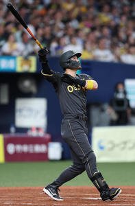 阪神対ヤクルト　4回裏阪神2死、右越え先制本塁打を放つ佐藤輝(撮影･前田充)