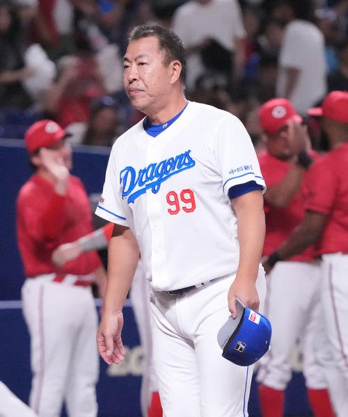 中日対広島　試合終了、スタンドにあいさつする井上監督(撮影･森本幸一)