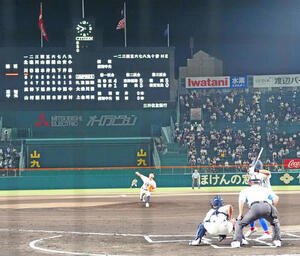 綾羽対高知中央　日が暮れるなか第4試合が開始する(撮影･清水貴仁)