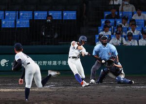 綾羽対高知中央　10回表綾羽無死一、二塁、北川は右越えに2点適時三塁打を放つ。投手松浦(撮影･藤尾明華)