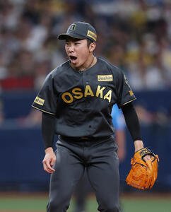 阪神対ヤクルト　10回表ヤクルト2死二塁、赤羽を空振り三振に仕留め、雄たけびを上げる石井(撮影･前田充)