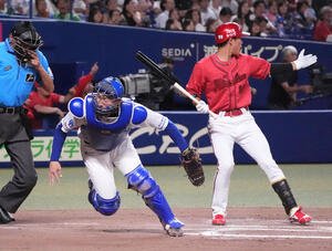 中日対広島　11回表広島1死三塁、マルテの暴投をそらす石伊(左)打者は二俣(撮影･森本幸一)