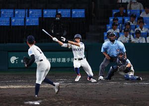 綾羽対高知中央　10回表綾羽無死一、二塁、北川は右越えに2点適時三塁打を放つ。投手松浦(撮影･藤尾明華)