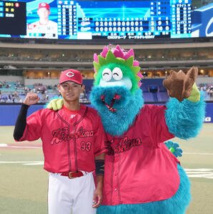中日対広島　前川(左)はヒーローインタビューを終えスラィリーとポーズを決める(撮影･森本幸一)