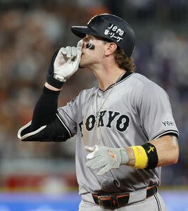 DeNA対巨人　6回表巨人無死満塁、中前適時打を放ったキャベッジ(撮影･宮地輝)