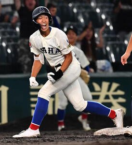 綾羽対高知中央　10回表綾羽無死一、二塁、勝ち越しの右越え2点適時三塁打を放った、北川は雄たけびをあげながらガッツポーズする(撮影･岩下翔太)