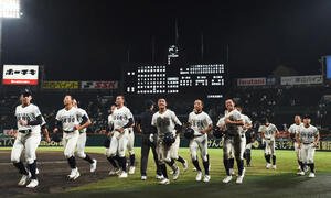 綾羽対高知中央　綾羽に敗れ、肩を落とす高知中央ナイン(撮影･岩下翔太)