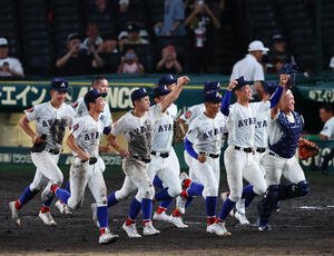 綾羽対高知中央　高知中央に勝利し、ガッツポーズで駆けだす綾羽ナイン(撮影･藤尾明華)