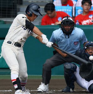 七回裏東洋大姫路1死二塁、白鳥は左前適時打を放つ＝加藤哉撮影