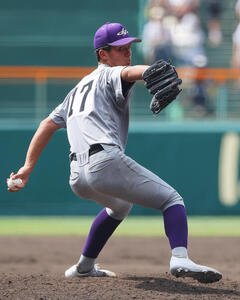 智弁和歌山対花巻東　9回表、力投する花巻東の萬谷(撮影･上山淳一)