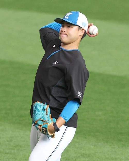 6日、キャッチボールする日本ハム孫易磊