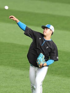 6日、キャッチボールする日本ハム孫易磊