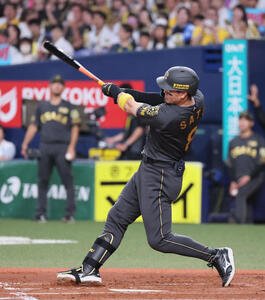 阪神対ヤクルト　4回裏阪神2死、佐藤輝は右越え先制本塁打を放つ(撮影･宮崎幸一)