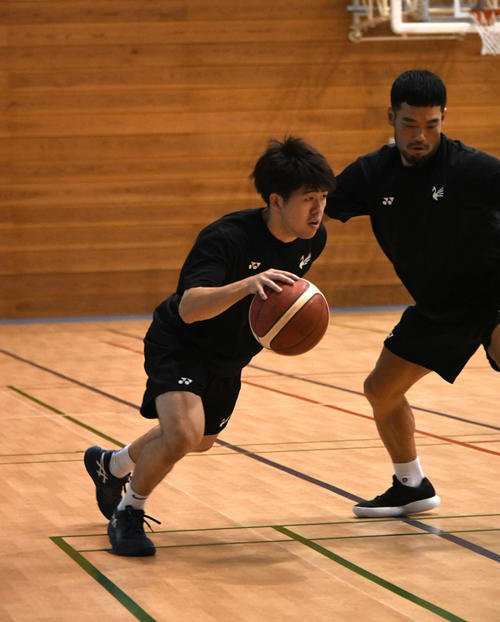 ドリブルを仕掛ける長尾