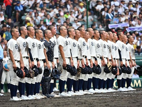 西日本短大付対弘前学院聖愛　弘前学院聖愛に勝利し校歌を歌う西日本短大付ナイン(撮影･石井愛子)