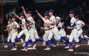 綾羽対高知中央　延長戦を制し笑顔で駆けだす綾羽ナイン(撮影･清水貴仁)