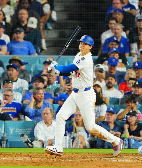 ドジャース対ブルージェイズ　5回裏ドジャース2死、二塁打を放つ大谷(撮影･垰建太)