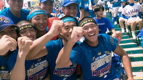 吹奏楽部の到着が遅れる中で声を張り上げた松本翔生応援団長(右)