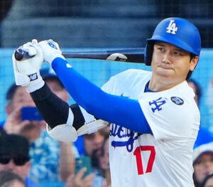 ドジャース対ブルージェイズ　1回裏ドジャース無死、中前打を放つ大谷(撮影･垰建太)