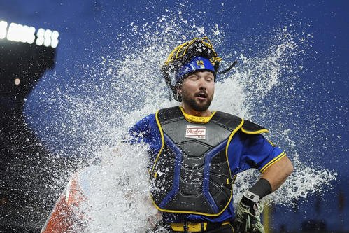 逆転43号3ランを放ったローリーは試合後、バケツの水をかけられ祝福される(AP)