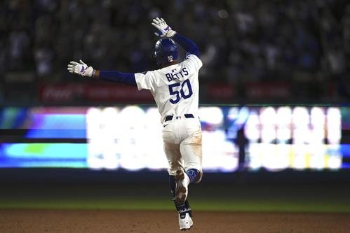 5回、逆転2ランを放ったドジャースのベッツ(AP)
