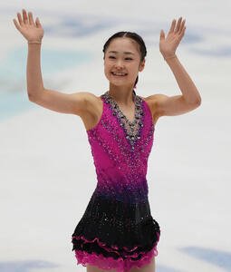演技を終え笑顔で手を振る島田麻央(撮影･清水貴仁)