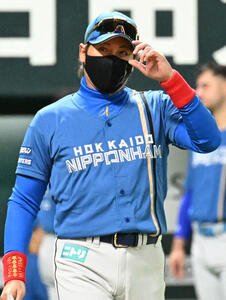 ソフトバンク対日本ハム　メンバー表交換でホームベースに向かう新庄監督(撮影･林敢治)
