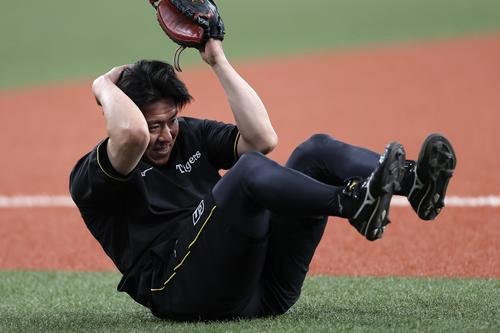 阪神対ヤクルト　試合前練習でボールが当たり、頭をおさえる阪神長坂(撮影･前田充)