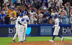 ドジャース対ブルージェイズ　5回裏ドジャース2死二塁、2点本塁打を放ったベッツ(右)を出迎える大谷(左)とフリーマン(撮影･垰建太)