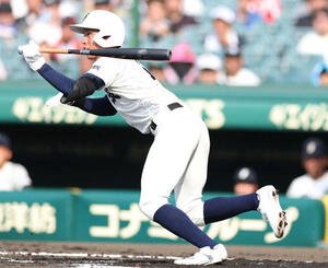 西日本短大付対弘前学院聖愛　1回表弘前学院聖愛1死二塁、三ゴロに倒れる丸岡(撮影･増田悦実)