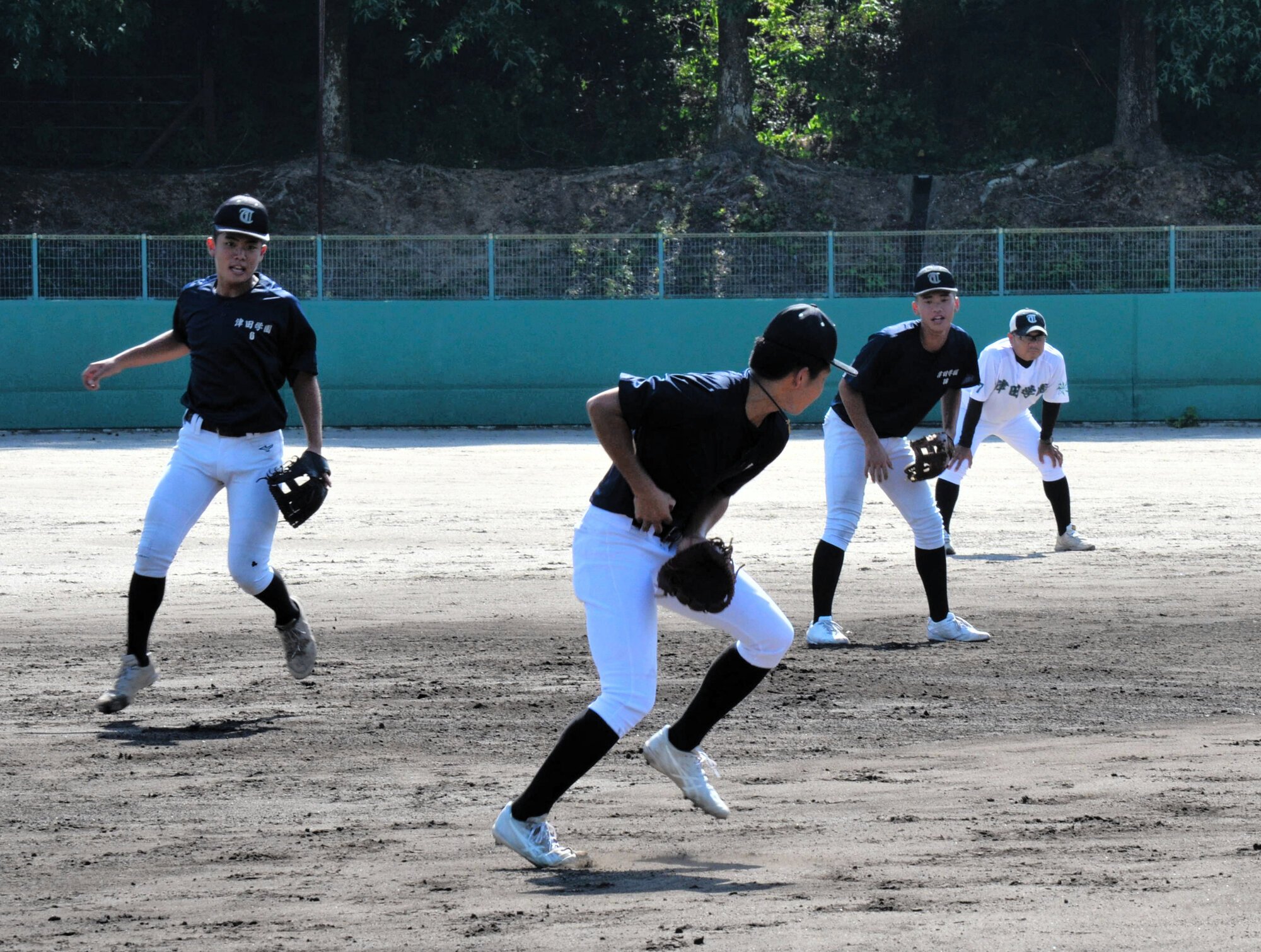 内野守備の練習をする選手ら=2025年8月9日、大阪府四條畷市、本井宏人撮影