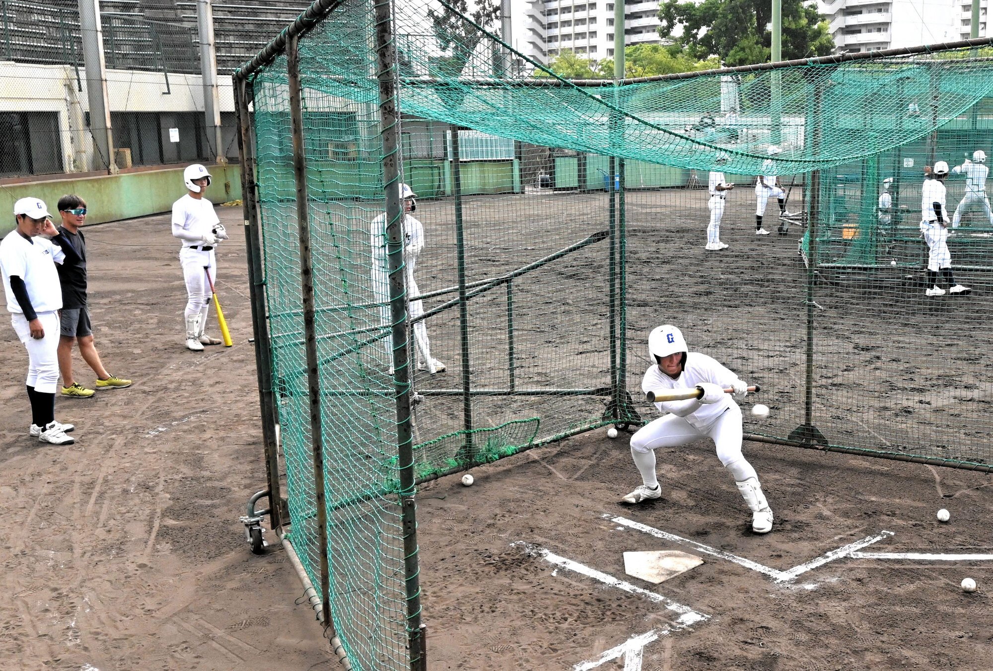 バントの練習に励む県岐阜商の選手ら=2025年8月9日午前、兵庫県西宮市、高原敦撮影