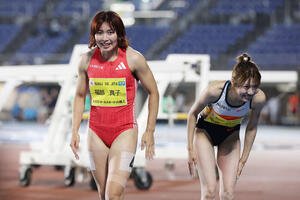 女子100メートル障害決勝　2位の福部(左)と1位の中島(撮影･宮地輝)