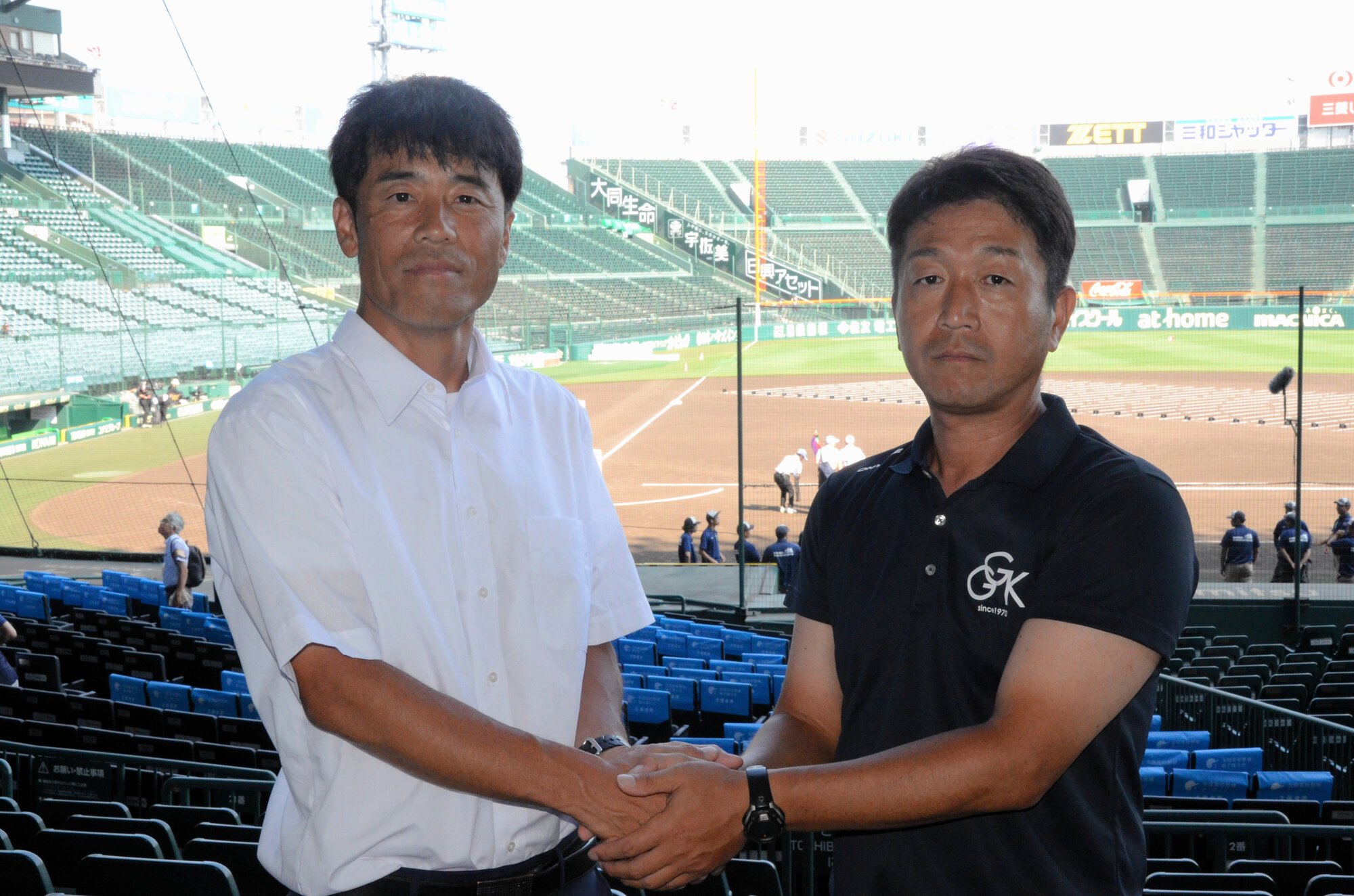 松商学園の松宗勝監督(左)と岡山学芸館の佐藤貴博監督=2025年8月4日、阪神甲子園球場