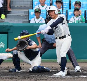 西日本短大付対弘前学院聖愛　4回裏弘前学院聖愛2死三塁、成田は勝ち越し左前適時打を放つ(撮影･加藤哉)