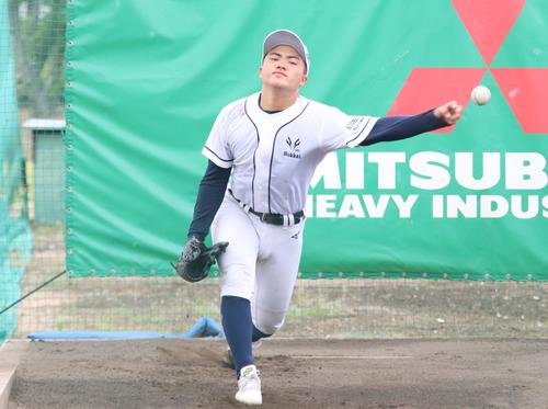 東海大熊本星翔戦に向けてブルペンで投球練習する北海のエース浅水(撮影･保坂果那)