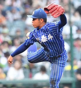 青藍泰斗対佐賀北　3回裏佐賀北1死一塁から登板した、青藍泰斗2番手の鈴木(撮影･岩下翔太)