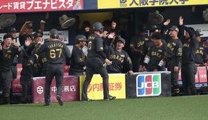 阪神対ヤクルト　8回裏阪神2死満塁、押し出し四球を選んだ木浪(中央)はナインとハイタッチをする(撮影･上田博志)