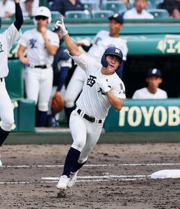 西日本短大付対弘前学院聖愛　4回表西日本短大付2死一塁、山下は右越え2点本塁打を放つ(撮影･加藤哉)