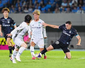 川崎F対福岡　前半、福岡碓井(中央)にファウルし退場となった川崎Fウレモビッチ(撮影･江口和貴)
