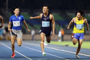 男子100メートル決勝　優勝した柳田(中央)(撮影･宮地輝)