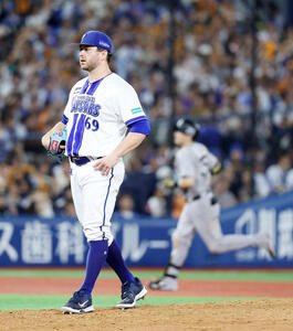 DeNA対巨人　6回表巨人1死、泉口(右)に右越えソロ本塁打を放たれたDeNAケイ(撮影･鈴木正人)