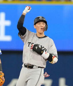 DeNA対巨人　6回表巨人1死一、三塁、適時二塁打を放ちガッツポーズの坂本(撮影･井上学)