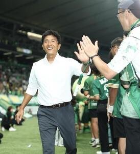 東京V対横浜　横浜に勝利し、サポーターとタッチを交わす東京V城福監督(撮影･河田真司)