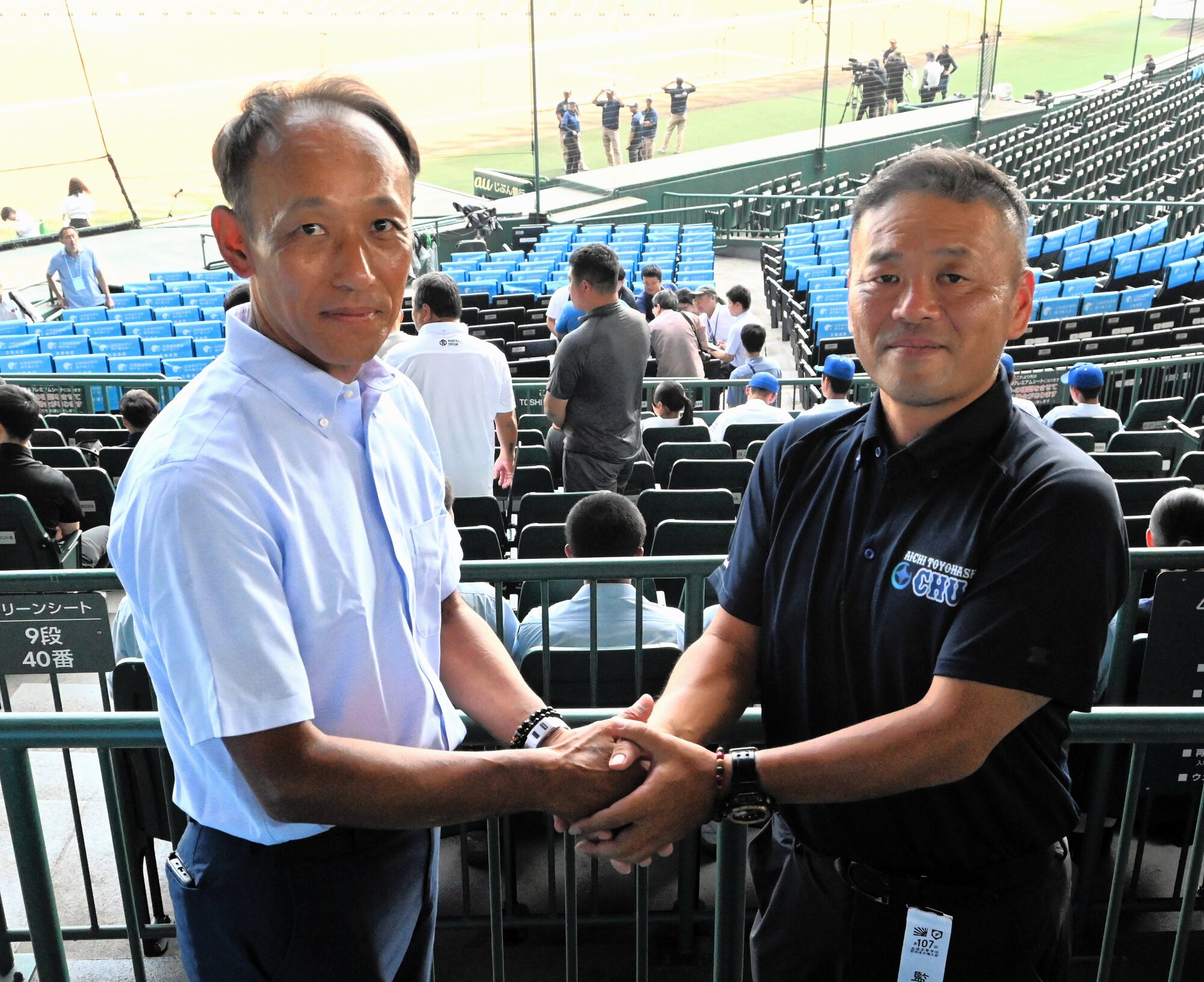 初戦に向けて健闘を誓い合う日大三の三木有造監督(左)と豊橋中央の萩本将光監督=2025年8月4日午後3時16分、阪神甲子園球場、岡田昇撮影