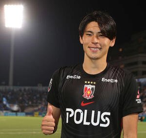 横浜FC対浦和　勝利を飾り笑顔を見せる浦和小森(撮影･水谷安孝)