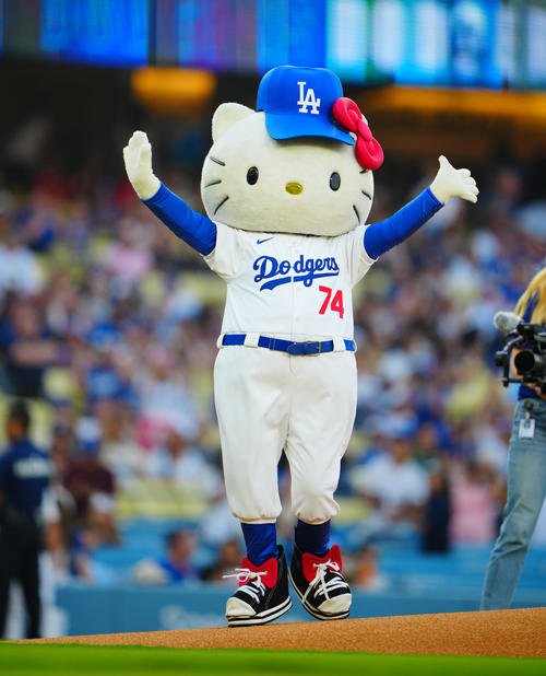 5日　ドジャース対カージナルス　始球式を行うハローキティ